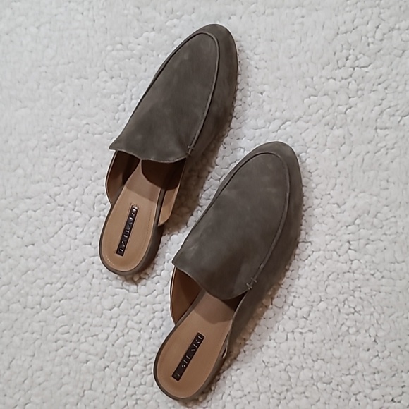 Tahari Flower Flat Mules in Grey Suede Size 8M - Picture 2 of 5